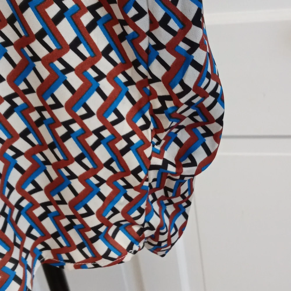 💙T Tahari💙 - Geometric Top - Picture 10 of 16